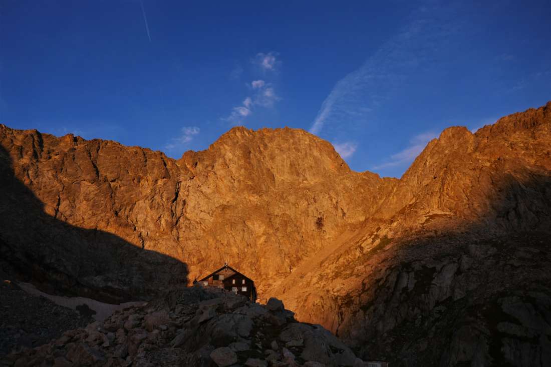 1 alba al rifugio Pagarisullo sfondo la Maledia